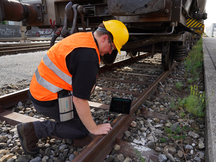 UT8000 Portable ultrasound flaw detector for different types of material and components. Delivering fully traceable inspection data and rapid report creation.