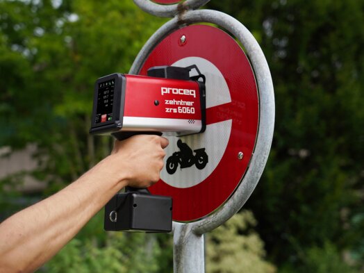 ZRS 6060 Misurazione della visibilità della segnaletica stradale e del traffico e dei materiali riflettenti